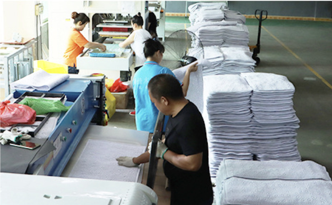 工人进行垫类产品成型加工